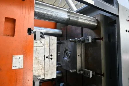 Presse à injection caoutchouc ou plastique