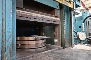 Presse à injection caoutchouc ou plastique