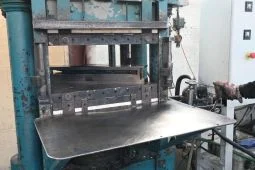 Presse à injection caoutchouc ou plastique