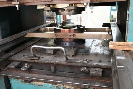 Presse à injection caoutchouc ou plastique