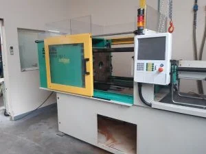 Presse injection pour moulage caoutchouc